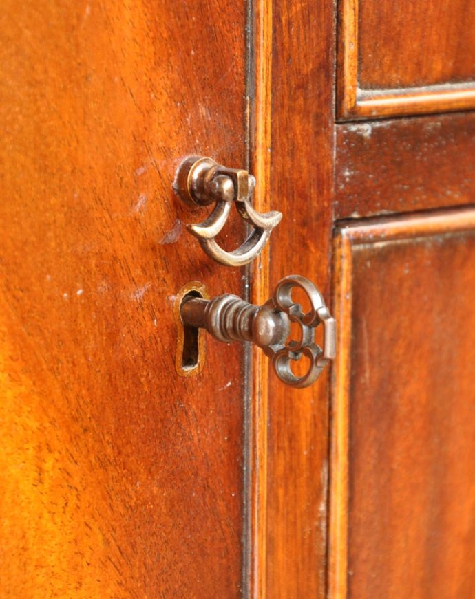 アンティークのキャビネット アンティーク家具 英国の品のある美しさ、マホガニー材のアンティークのカップボードチェスト(食器棚)。2枚の扉には鍵穴と小さな取っ手が付いています。(q-645-f)