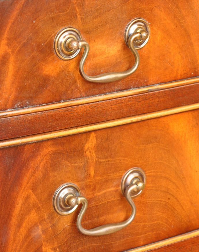 アンティークのキャビネット アンティーク家具 英国の品のある美しさ、マホガニー材のアンティークのカップボードチェスト(食器棚)。使いやすいハンドルタイプの取っ手です。(q-645-f)