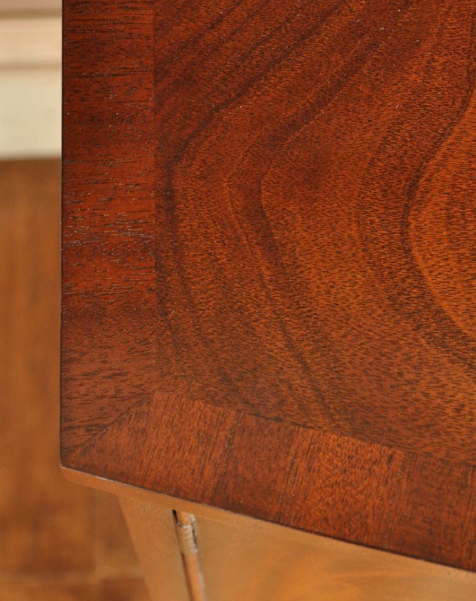 アンティークのキャビネット アンティーク家具 英国の品のある美しさ、マホガニー材のアンティークのカップボードチェスト(食器棚)。角も美しい状態です。(q-645-f)