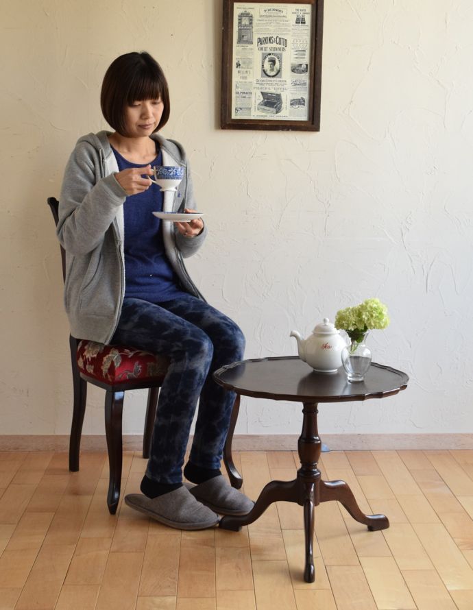 ロイドテーブル　アンティーク家具　英国のアンティーク家具、天板の縁どりがキレイなティーテーブル（オケージョナルテーブル）。玄関で花器を飾ったり、ソファの前に持ってくれば、ちょうどいいサイドテーブルに。(q-646-f)