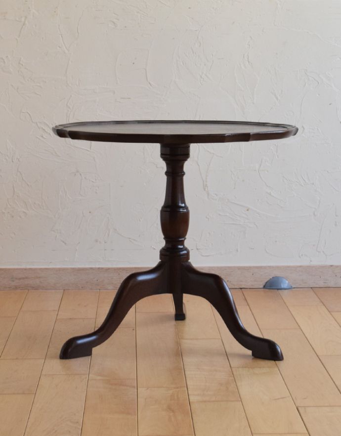 ロイドテーブル　アンティーク家具　英国のアンティーク家具、天板の縁どりがキレイなティーテーブル（オケージョナルテーブル）。落ち着きのある茶色なので上品です。(q-646-f)
