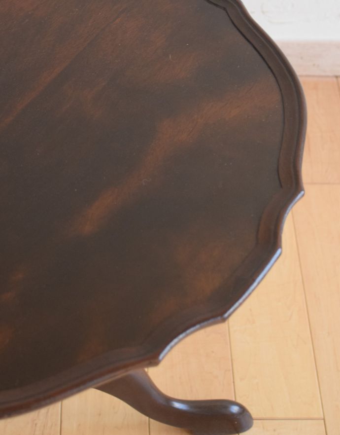 ロイドテーブル　アンティーク家具　英国のアンティーク家具、天板の縁どりがキレイなティーテーブル（オケージョナルテーブル）。角が丸くなっているので、小さなお子さまがいるお家でも安心してお使い頂けます。(q-646-f)