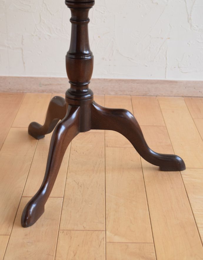 ロイドテーブル　アンティーク家具　英国のアンティーク家具、天板の縁どりがキレイなティーテーブル（オケージョナルテーブル）。脚先までこだわっています。(q-646-f)