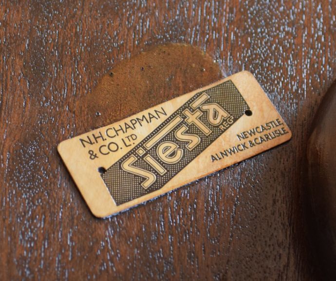 ロイドテーブル　アンティーク家具　英国のアンティーク家具、天板の縁どりがキレイなティーテーブル（オケージョナルテーブル）。家具メーカーのものと思われるタグが残っていました。(q-646-f)