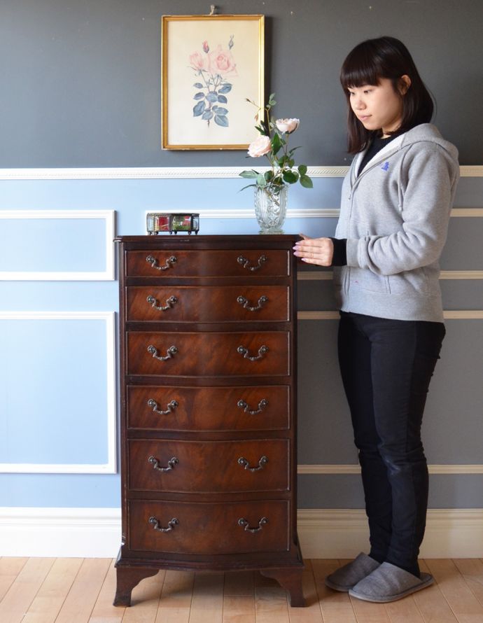 アンティークのチェスト アンティーク家具 気品溢れるアンティーク英国家具、チェストオブドロワーズ。高級感があって女性らしい優しいシルエット。(q-648-f)