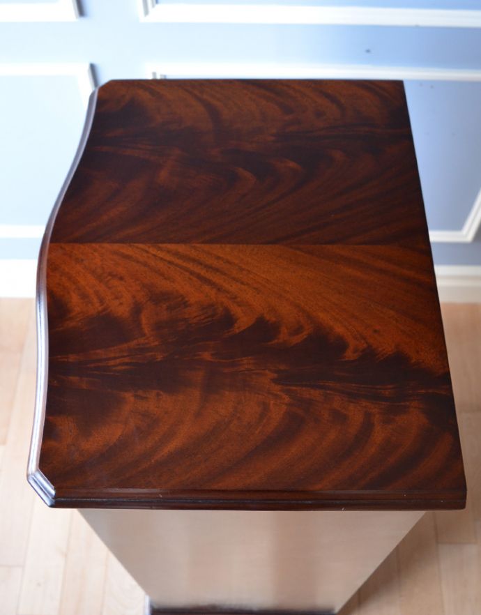 アンティークのチェスト アンティーク家具 気品溢れるアンティーク英国家具、チェストオブドロワーズ。天板も木目がキレイです。(q-648-f)