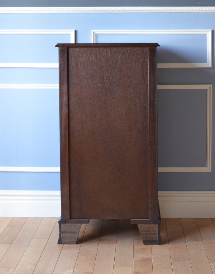 アンティークのチェスト アンティーク家具 気品溢れるアンティーク英国家具、チェストオブドロワーズ。きちんとメンテナンスしてあるので、裏側もキレイです。(q-648-f)