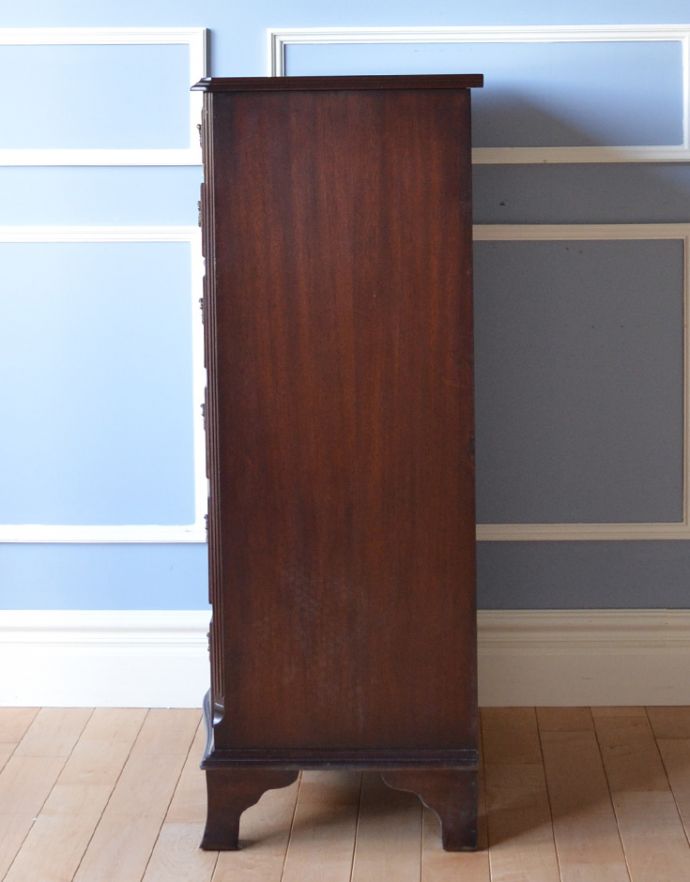 アンティークのチェスト アンティーク家具 気品溢れるアンティーク英国家具、チェストオブドロワーズ。サイドから見ても絵になります。(q-648-f)