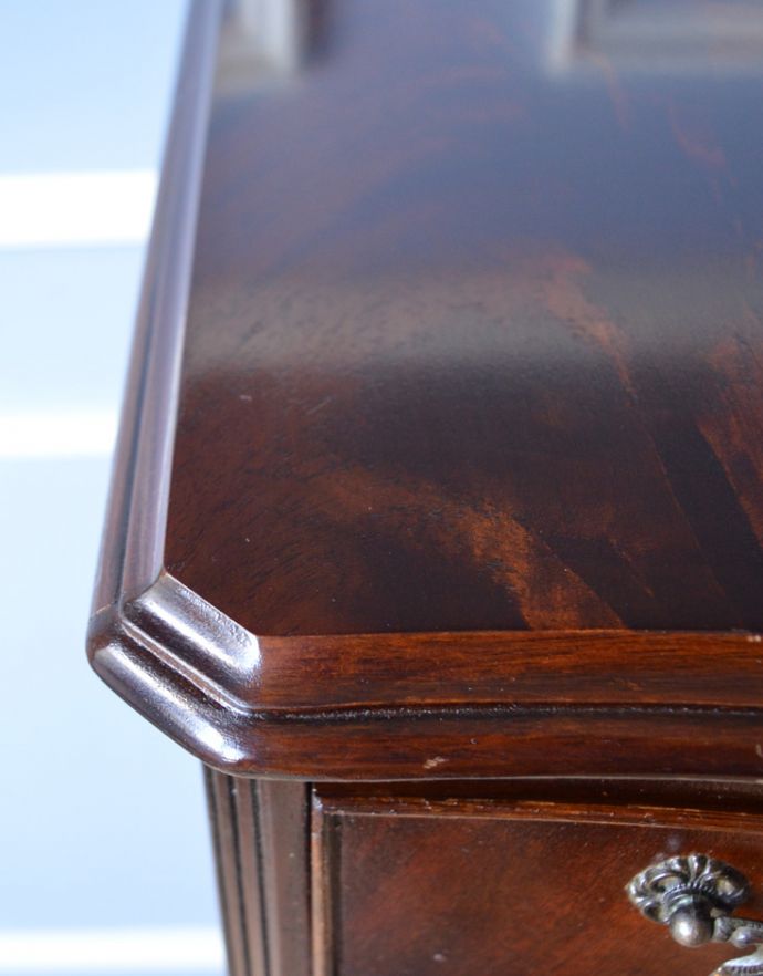 アンティークのチェスト アンティーク家具 気品溢れるアンティーク英国家具、チェストオブドロワーズ。天板にもカッティングが施されていて、上品です。(q-648-f)