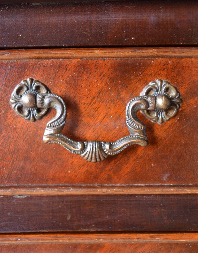 アンティークのチェスト アンティーク家具 気品溢れるアンティーク英国家具、チェストオブドロワーズ。ハンドル形のオシャレな取っ手です。(q-648-f)