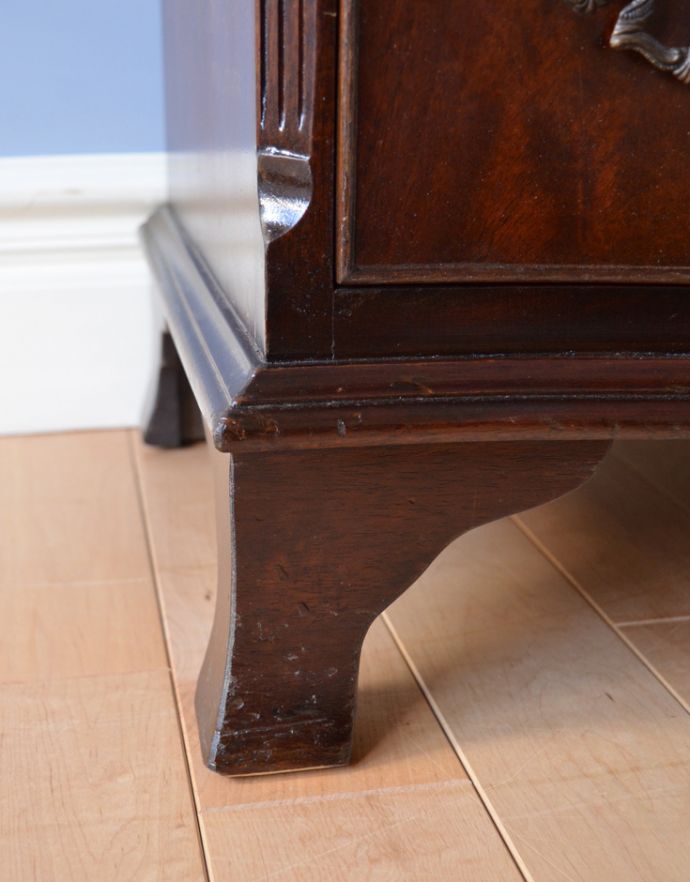 アンティークのチェスト アンティーク家具 気品溢れるアンティーク英国家具、チェストオブドロワーズ。上品なラインの脚がしっかりとキャビネットを支えます。(q-648-f)