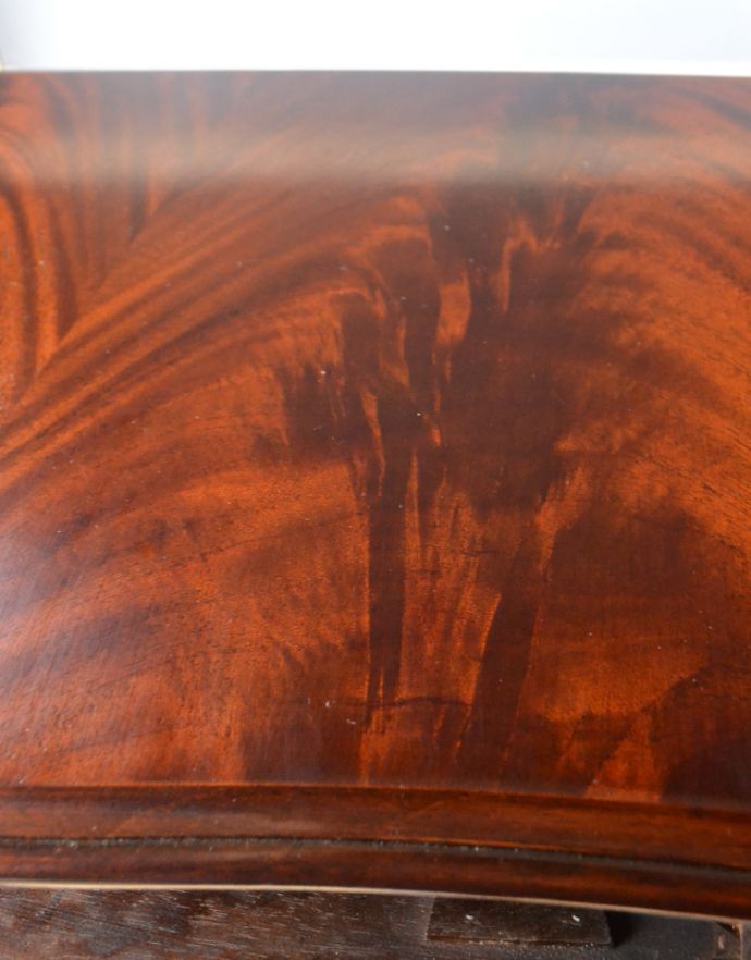 アンティークのチェスト アンティーク家具 気品溢れるアンティーク英国家具、チェストオブドロワーズ。マホガニー材の木目はずっと眺めていたくなる程の美しさです。(q-648-f)