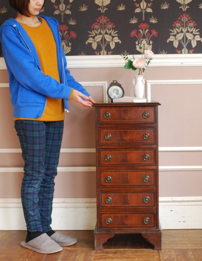 アンティークのチェスト アンティーク家具 小さくて美しいアンティークの英国家具、マホガニー材のチェストオブドロワーズ。高級感があって女性らしい優しいシルエット。(q-650-f)