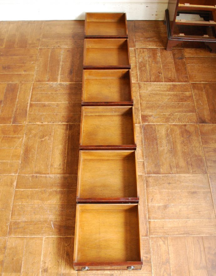 アンティークのチェスト アンティーク家具 小さくて美しいアンティークの英国家具、マホガニー材のチェストオブドロワーズ。引き出しは6杯。(q-650-f)