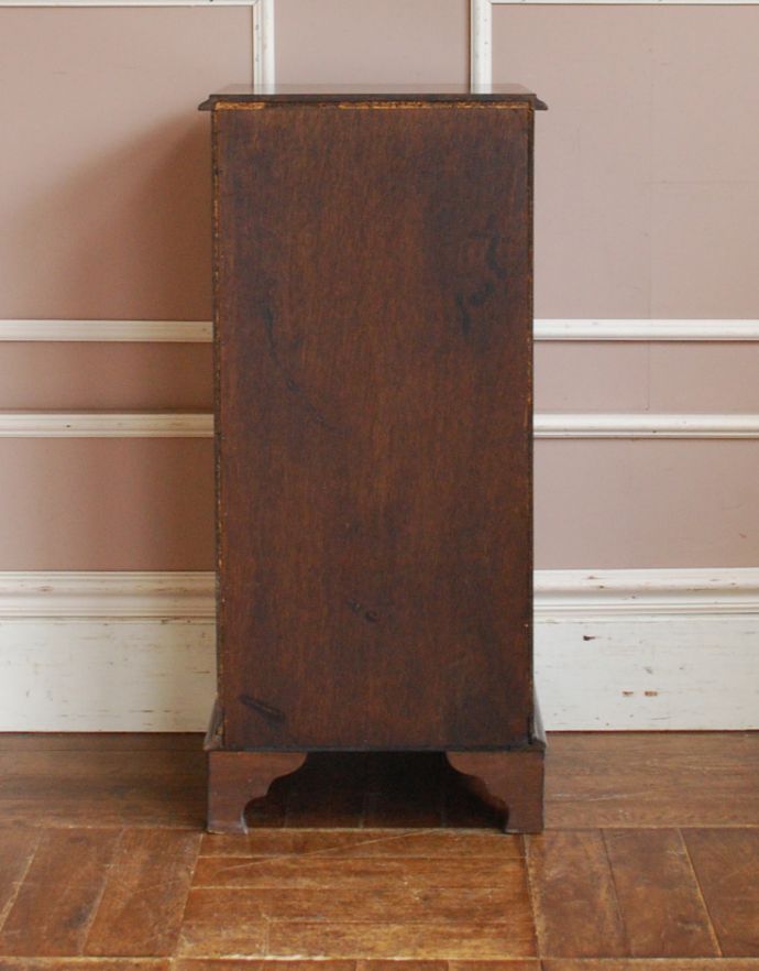 アンティークのチェスト アンティーク家具 小さくて美しいアンティークの英国家具、マホガニー材のチェストオブドロワーズ。きちんとメンテナンスしてあるので、裏側もキレイです。(q-650-f)