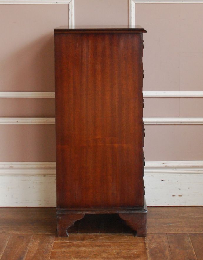 アンティークのチェスト アンティーク家具 小さくて美しいアンティークの英国家具、マホガニー材のチェストオブドロワーズ。サイドから見ても絵になります。(q-650-f)