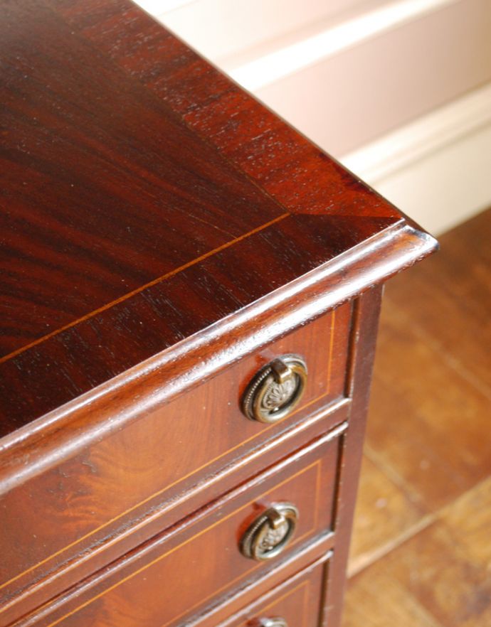 アンティークのチェスト アンティーク家具 小さくて美しいアンティークの英国家具、マホガニー材のチェストオブドロワーズ。天板にもカッティングが施されていて、上品です。(q-650-f)