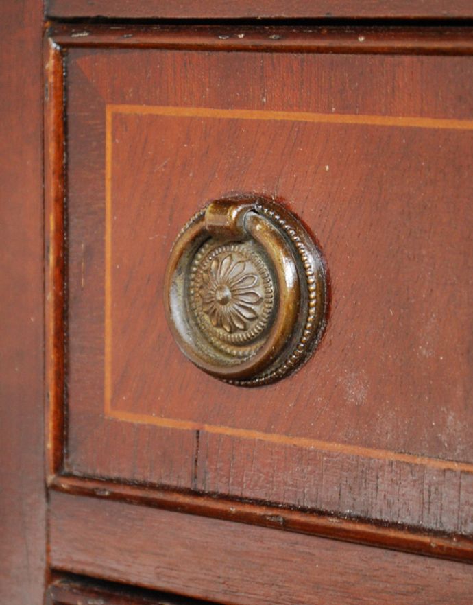 アンティークのチェスト アンティーク家具 小さくて美しいアンティークの英国家具、マホガニー材のチェストオブドロワーズ。引き出しの取っ手です。(q-650-f)