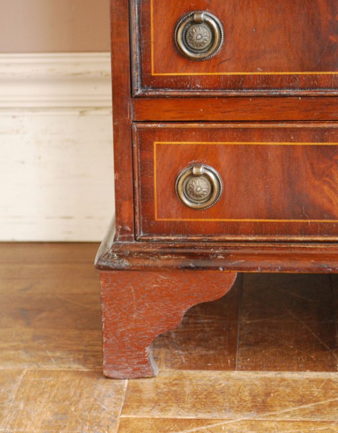 アンティークのチェスト アンティーク家具 小さくて美しいアンティークの英国家具、マホガニー材のチェストオブドロワーズ。上品なラインの脚がしっかりとキャビネットを支えます。(q-650-f)