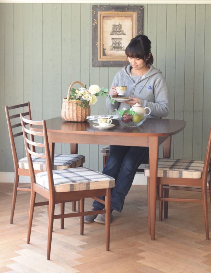 ロイドテーブル アンティーク家具 北欧テイストのヴィンテージ家具、コンパクトな伸張式ダイニングテーブル 。閉じるとコンパクトになるのでアパートや一人住まいの方にもオススメ!(モデルの身長は160cmです)。(q-651-f)