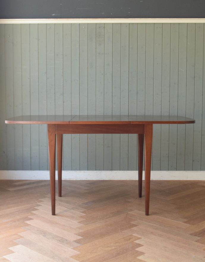 アンティークのテーブル　アンティーク家具　オーク材の天板が美しいアンティーク　テーブル、コンパクトな伸張式ダイニングテーブル。もちろん常に広げたままの状態でもお使い頂けます。(k-1684-f)