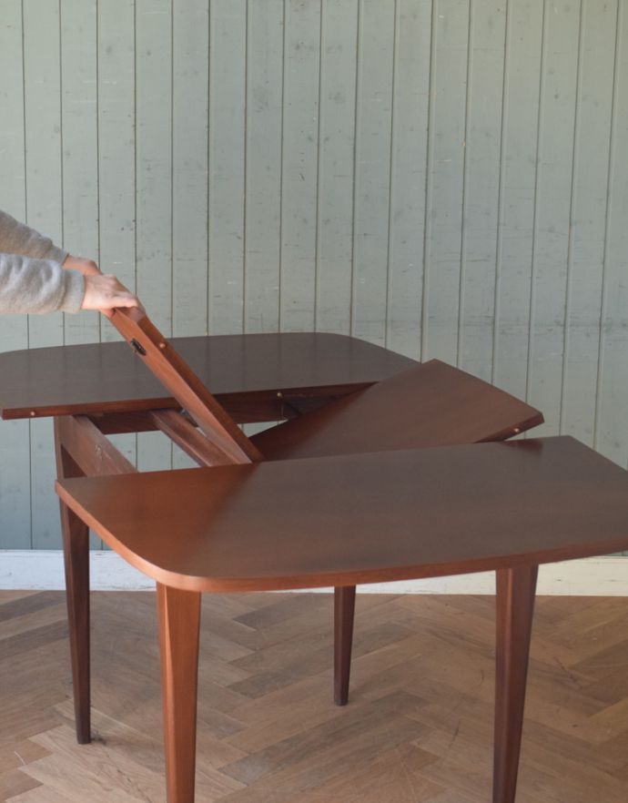 ロイドテーブル アンティーク家具 北欧テイストのヴィンテージ家具、コンパクトな伸張式ダイニングテーブル 。広げるのは簡単です。(q-651-f)