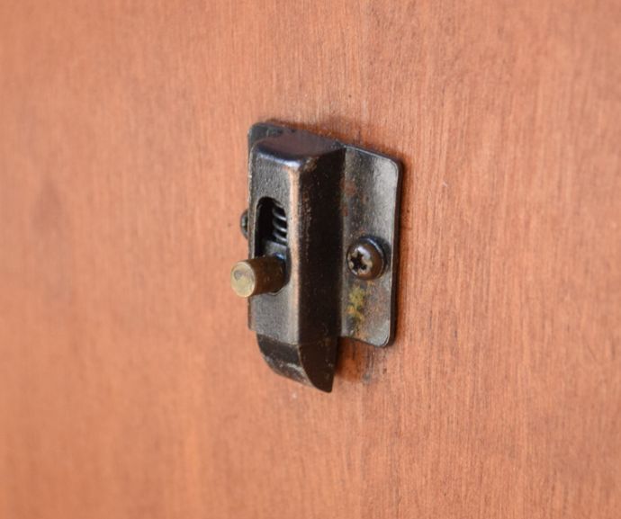 ロイドテーブル アンティーク家具 北欧テイストのヴィンテージ家具、コンパクトな伸張式ダイニングテーブル 。天板ウラのつまみを引きながら、天板の開閉を行ってください。(q-651-f)