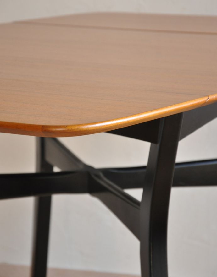 G-PLAN(Gプラン) アンティーク家具 北欧ヴィンテージ家具、G-planのバタフライテーブル(伸張式ダイニング)。アンティークは新品ではないので、経年変化によるキズはありますが、専門の職人によって目立たないようにキレイにお直しをしています。(q-652-f)