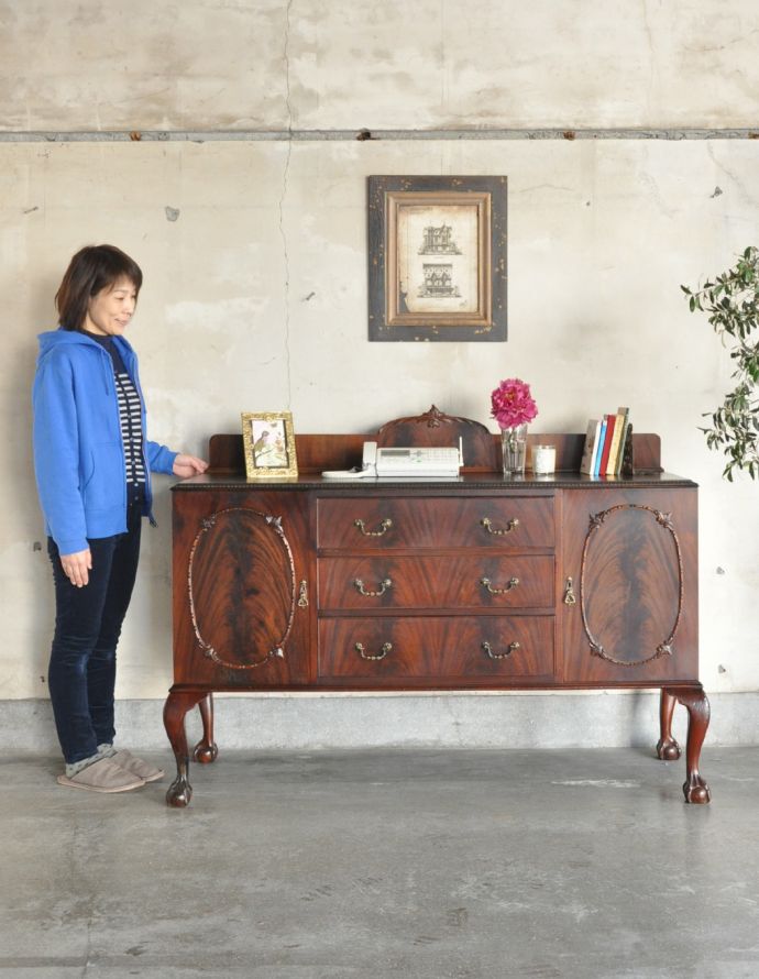 アンティークのキャビネット　アンティーク家具　クラシックなデザインのアンティーク英国家具、リビングボード（サイドボード）。美しい装飾が華やかなサイドボード。(q-654-f)