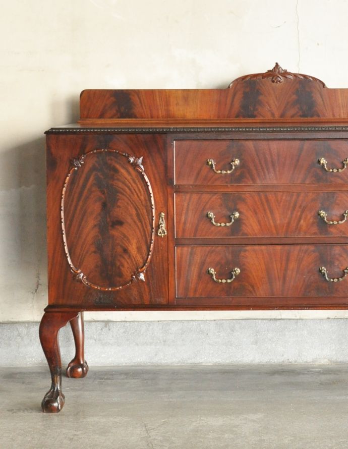 アンティークのキャビネット　アンティーク家具　クラシックなデザインのアンティーク英国家具、リビングボード（サイドボード）。マホガニーの美しい木目が迫力満点！客間やリビングなどキチンとした雰囲気を作りたいコーナーにも最適です。(q-654-f)