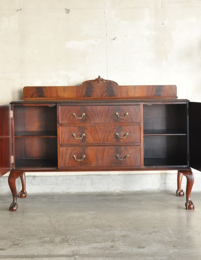 アンティークのキャビネット　アンティーク家具　クラシックなデザインのアンティーク英国家具、リビングボード（サイドボード）。棚板があるので整理しやすいです。(q-654-f)