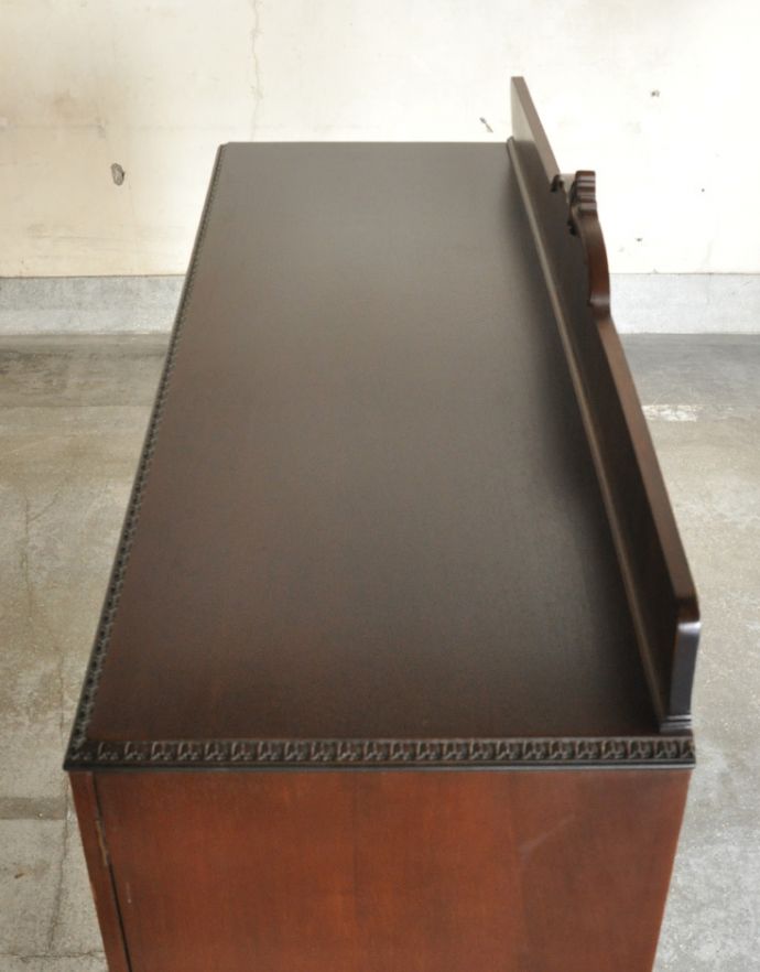 アンティークのキャビネット　アンティーク家具　クラシックなデザインのアンティーク英国家具、リビングボード（サイドボード）。天板もピカピカにお直ししました。(q-654-f)