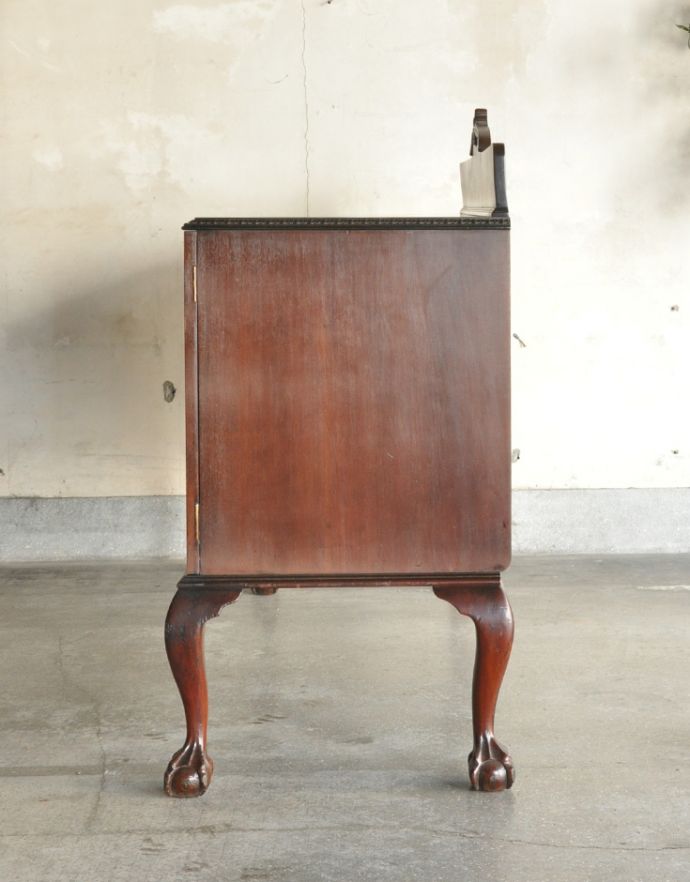 アンティークのキャビネット　アンティーク家具　クラシックなデザインのアンティーク英国家具、リビングボード（サイドボード）。しっかり作られているので、安心してお使いいただけます。(q-654-f)