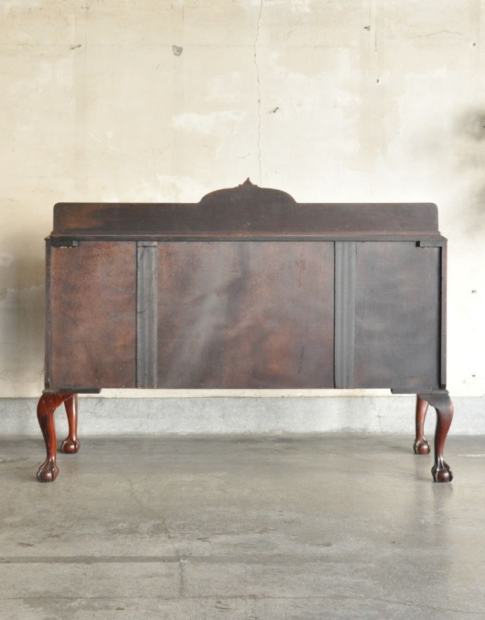 アンティークのキャビネット　アンティーク家具　クラシックなデザインのアンティーク英国家具、リビングボード（サイドボード）。きちんとメンテナンスしてあるので、裏側もキレイです。(q-654-f)