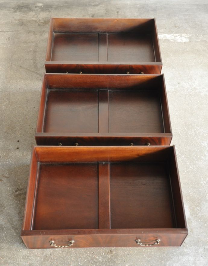 アンティークのキャビネット　アンティーク家具　クラシックなデザインのアンティーク英国家具、リビングボード（サイドボード）。引き出しは３杯あります。(q-654-f)