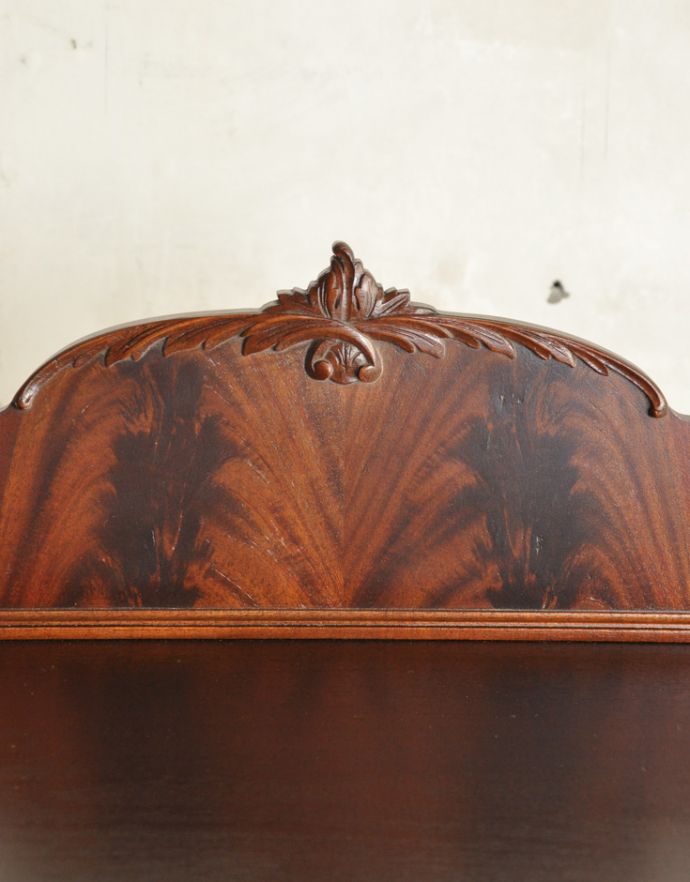 アンティークのキャビネット　アンティーク家具　クラシックなデザインのアンティーク英国家具、リビングボード（サイドボード）。トップには植物をモチーフとした美しい装飾が付いています。(q-654-f)