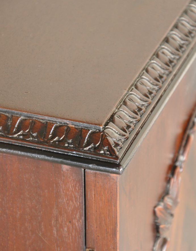 アンティークのキャビネット　アンティーク家具　クラシックなデザインのアンティーク英国家具、リビングボード（サイドボード）。天板の縁取りも額のような美しいカッティングが施されています。(q-654-f)