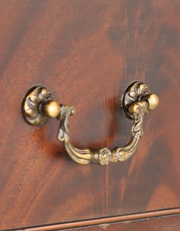 アンティークのキャビネット　アンティーク家具　クラシックなデザインのアンティーク英国家具、リビングボード（サイドボード）。引き出しの取っ手です。(q-654-f)