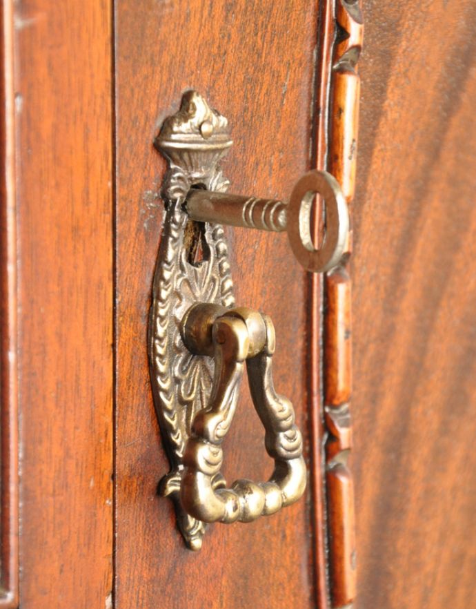 アンティークのキャビネット　アンティーク家具　クラシックなデザインのアンティーク英国家具、リビングボード（サイドボード）。両サイドの扉の取っ手です。(q-654-f)