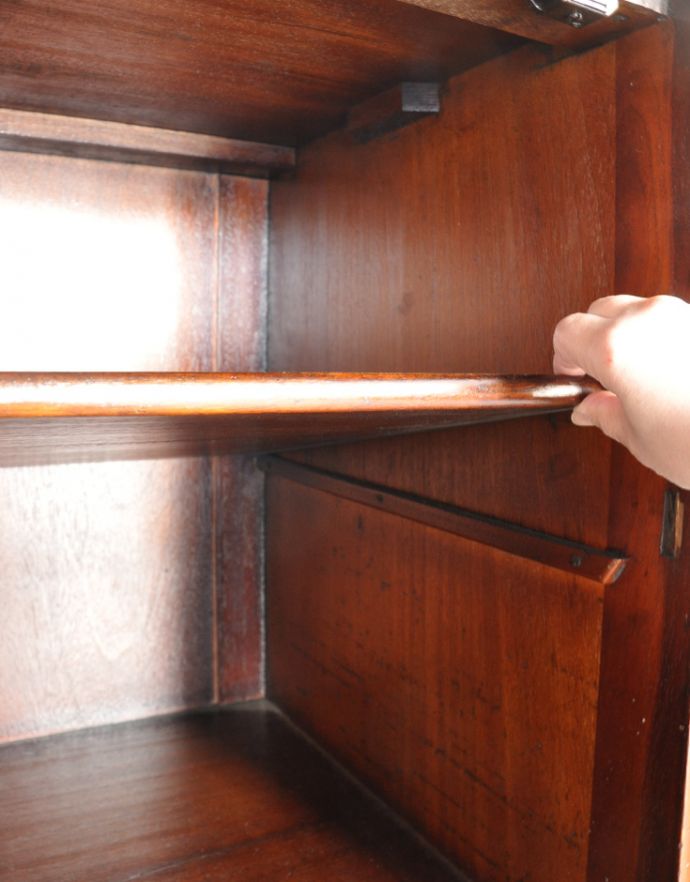 アンティークのキャビネット　アンティーク家具　クラシックなデザインのアンティーク英国家具、リビングボード（サイドボード）。棚板は左右どちらも可動です。(q-654-f)