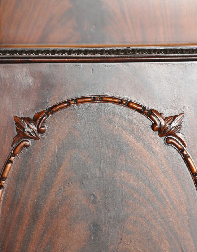 アンティークのキャビネット　アンティーク家具　クラシックなデザインのアンティーク英国家具、リビングボード（サイドボード）。風格と品があるので、リビングはもちろん、和室や書斎、客間にも最適。(q-654-f)