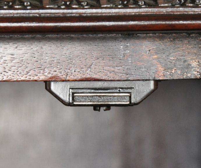 アンティークのキャビネット　アンティーク家具　クラシックなデザインのアンティーク英国家具、リビングボード（サイドボード）。扉にはマグネットが付いているので、開け閉めはスムーズです。(q-654-f)