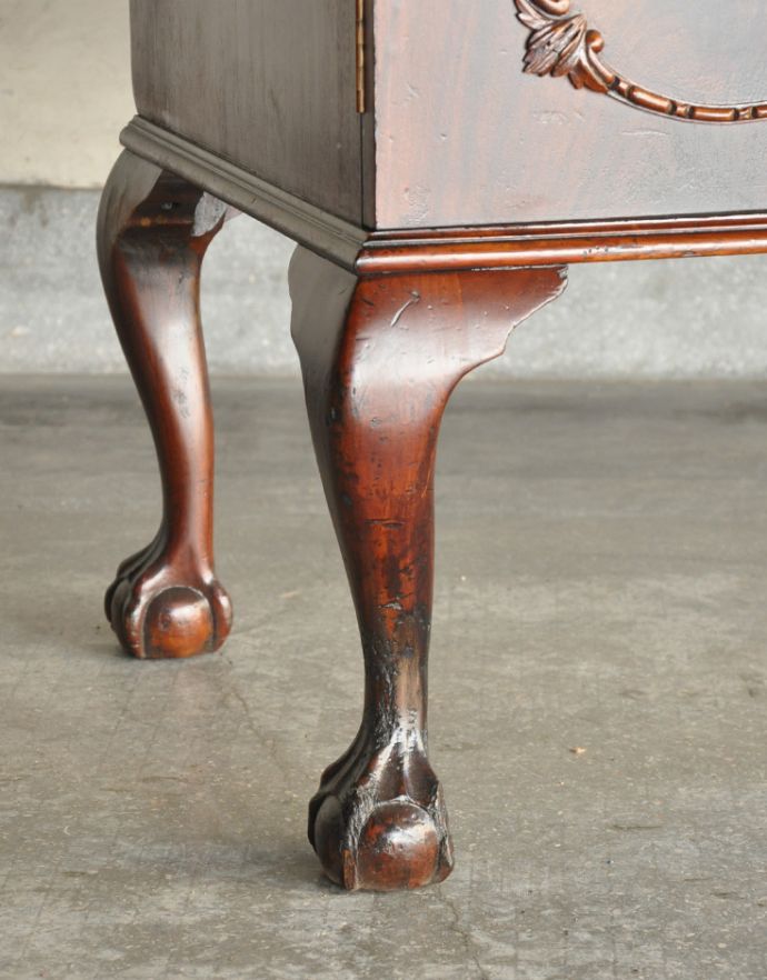 アンティークのキャビネット　アンティーク家具　クラシックなデザインのアンティーク英国家具、リビングボード（サイドボード）。どっしりとした貫禄のある脚。(q-654-f)