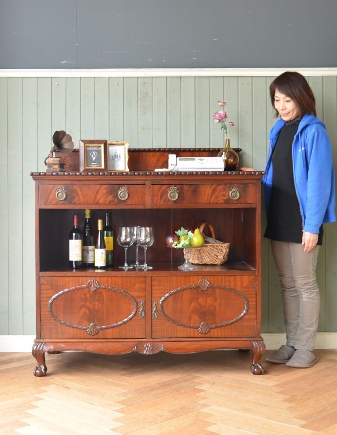 アンティークのキャビネット　アンティーク家具　英国の品のある美しさ、アンティークのバフェットサイドボード（カップボードチェスト） 。美しい装飾が華やかなサイドボード。(q-655-f)