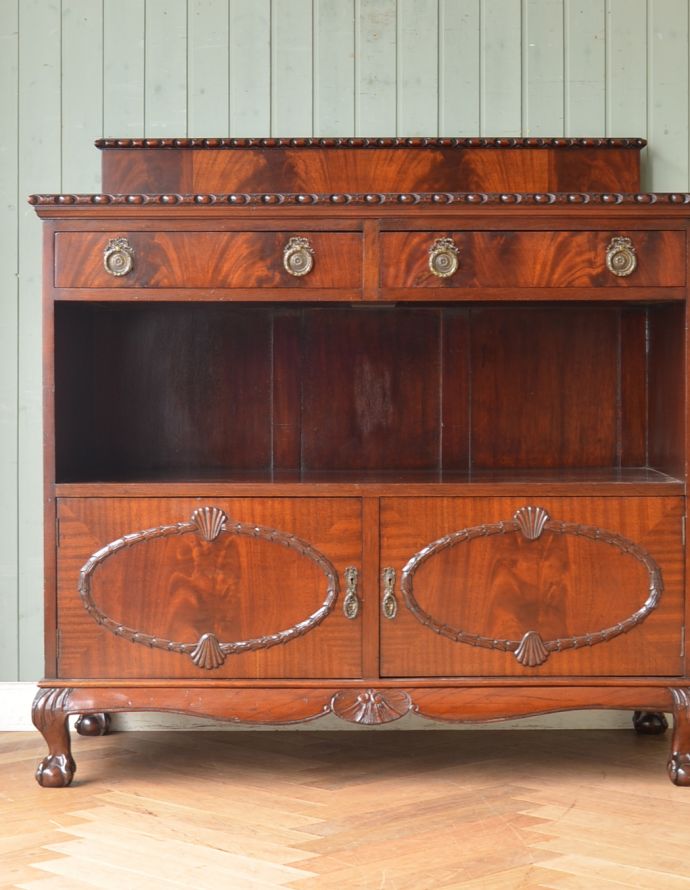 アンティークのキャビネット　アンティーク家具　英国の品のある美しさ、アンティークのバフェットサイドボード（カップボードチェスト） 。マホガニーの美しい木目が迫力満点！客間やリビングなどキチンとした雰囲気を作りたいコーナーにも最適です。(q-655-f)