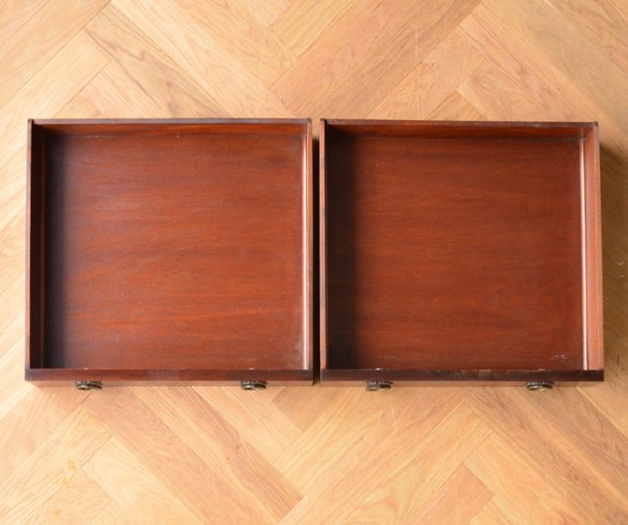 アンティークのキャビネット　アンティーク家具　英国の品のある美しさ、アンティークのバフェットサイドボード（カップボードチェスト） 。引き出しは２杯付いています。(q-655-f)