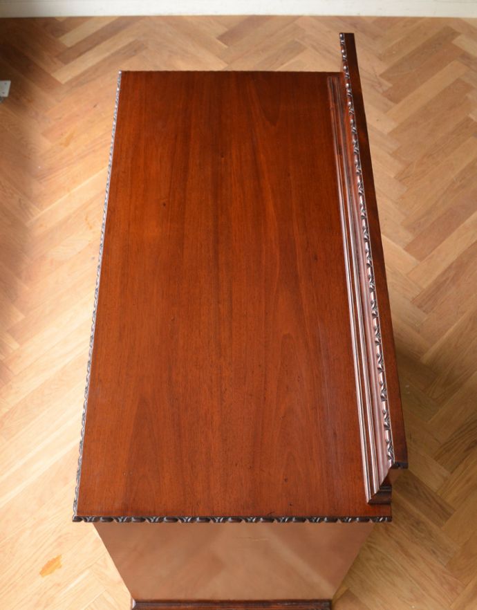 アンティークのキャビネット　アンティーク家具　英国の品のある美しさ、アンティークのバフェットサイドボード（カップボードチェスト） 。天板もピカピカにお直ししました。(q-655-f)