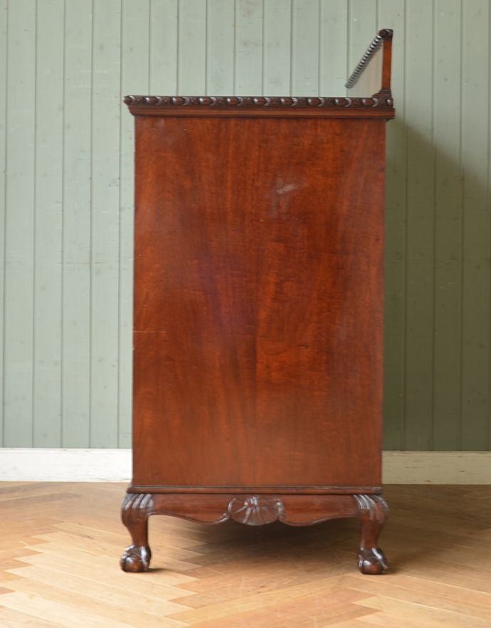 アンティークのキャビネット　アンティーク家具　英国の品のある美しさ、アンティークのバフェットサイドボード（カップボードチェスト） 。サイドから見てもキレイです。(q-655-f)