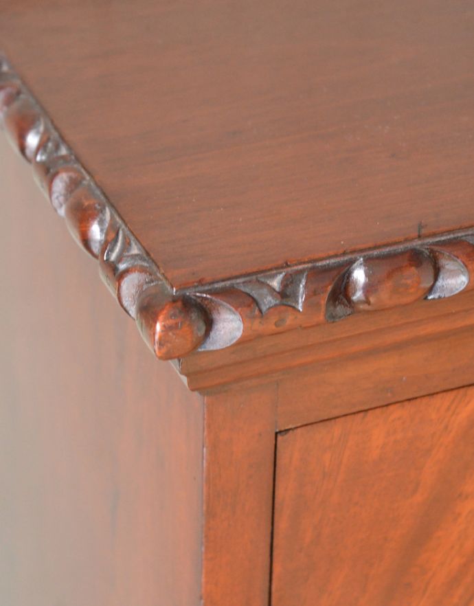 アンティークのキャビネット　アンティーク家具　英国の品のある美しさ、アンティークのバフェットサイドボード（カップボードチェスト） 。風格と品があるので、リビングはもちろん、和室や書斎、客間にも最適。(q-655-f)