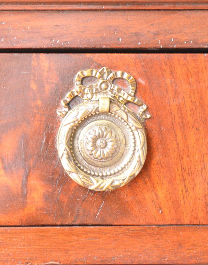 アンティークのキャビネット　アンティーク家具　英国の品のある美しさ、アンティークのバフェットサイドボード（カップボードチェスト） 。リボンと、中央にはお花のデザインが可愛い取っ手です。(q-655-f)